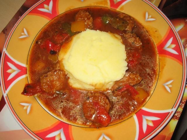 Gulasz z pieczonej kiełbasy 