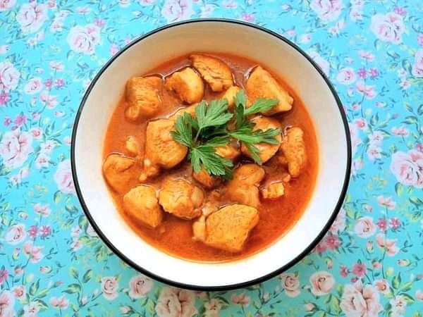 Gulasz z piersi kurczaka 