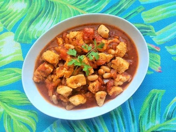 Gulasz z piersi kurczaka z fasolą i pomidorami