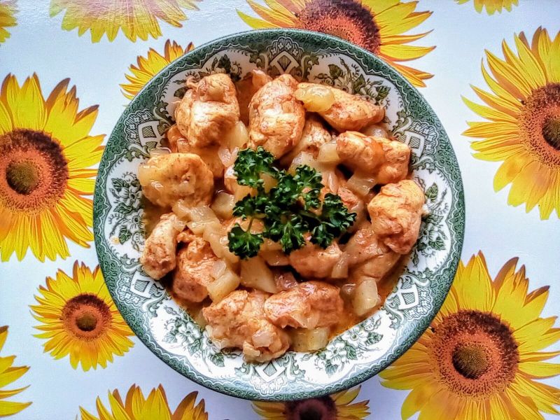 Gulasz z piersi kurczaka z gruszką  Gulasz z piersi kurczaka z gruszką