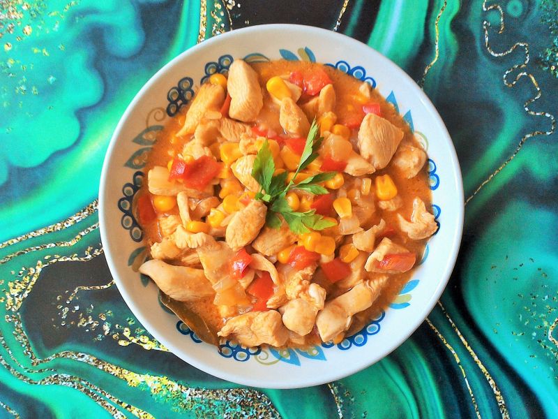 Gulasz z piersi kurczaka z papryką i cebulą dymką 