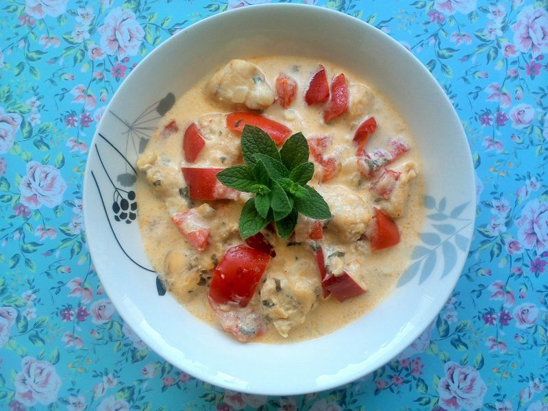 Gulasz z polędwiczek kurczaka i papryki w sosie