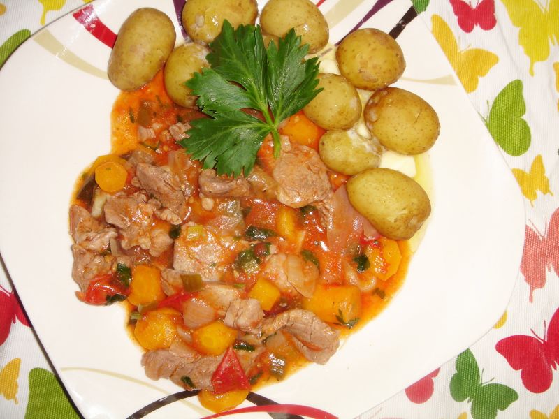 Gulasz z polędwiczki z winem i młodymi warzywami Gulasz z polędwiczki z winem i młodymi warzywami