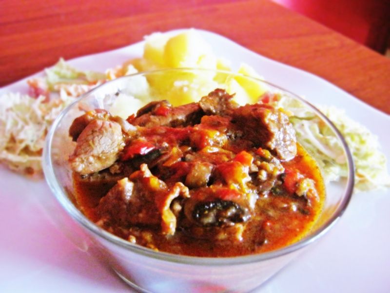 Gulasz z pomidorami i cytryną