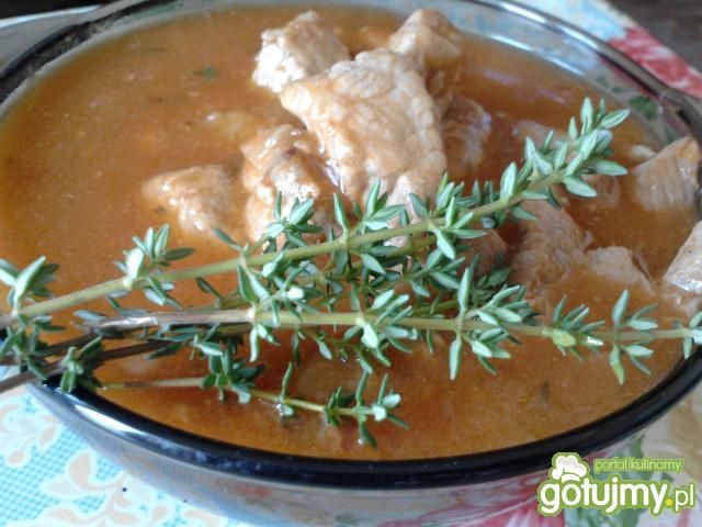 Gulasz z pomidorami i tymiankiem