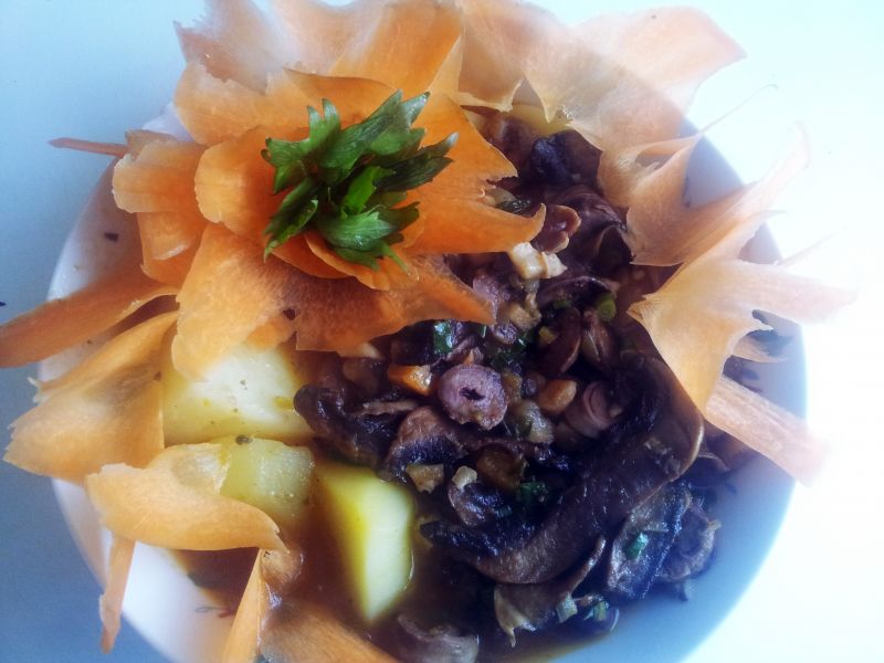 Gulasz z serc drobiowych z liśćmi czosnku