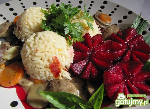 Gulasz z serc indyczych ryż i buraczki  Gulasz z serc indyczych ryż i buraczki