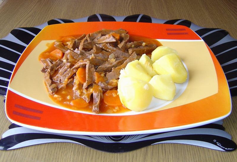 Gulasz z Serc Wieprzowych z Imbirem i Marchewką Gulasz z Serc Wieprzowych z Imbirem i Marchewką