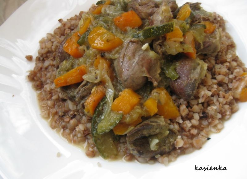 Gulasz z serduszek z cukiną