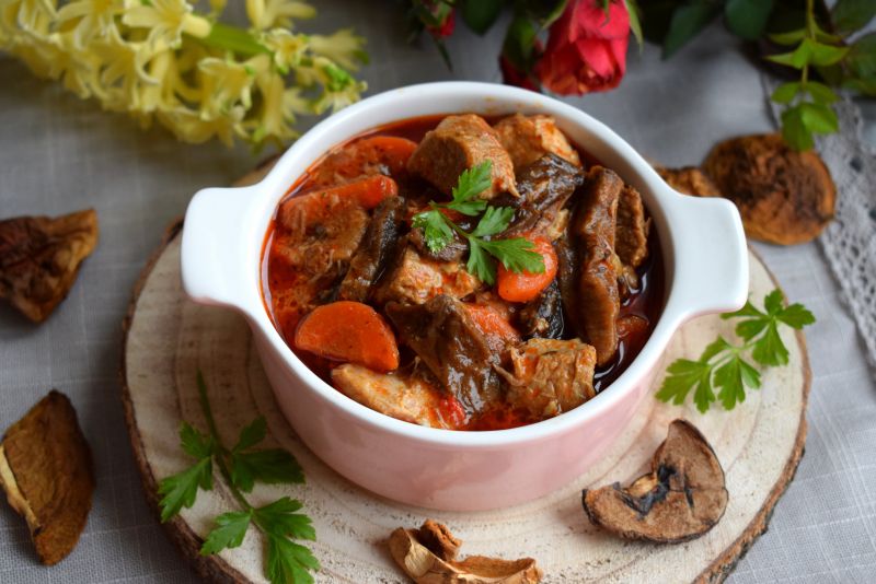 Gulasz z szynki wieprzowej z suszonymi grzybami