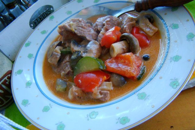 Gulasz z szynki z papryką , cukinią i pieczarkami Gulasz z szynki z papryką , cukinią i pieczarkami