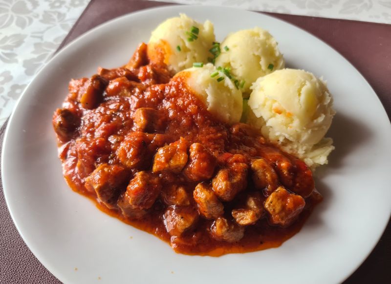 Gulasz z warzywami i pieczarkami Gulasz z warzywami i pieczarkami