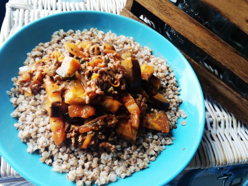 Gulasz z wołowego i bakłażana z kaszą gryczaną  Gulasz z wołowego i bakłażana z kaszą gryczaną