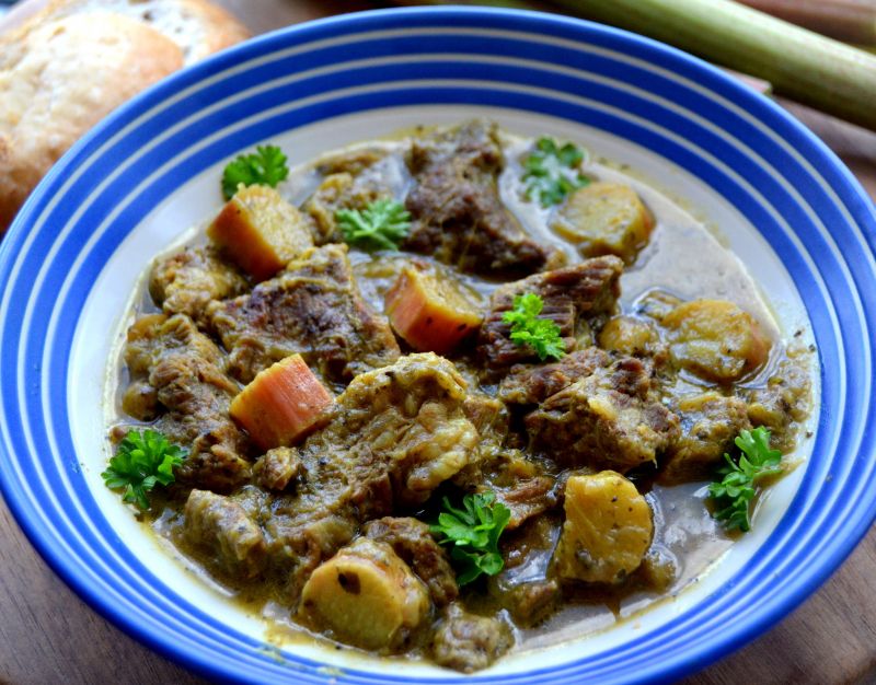 Gulasz z wołowiną  i rabarbarem