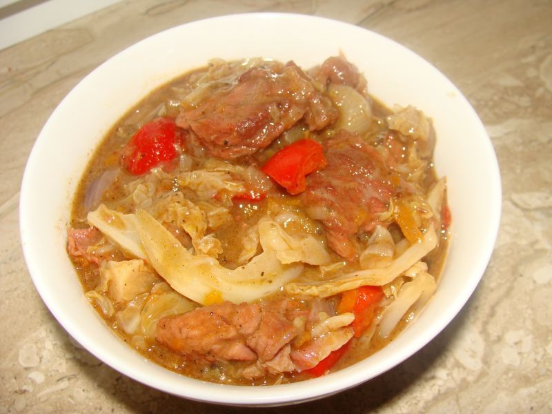 Gulasz z wołowiny i kapusty włoskiej Gulasz z wołowiny i kapusty włoskiej