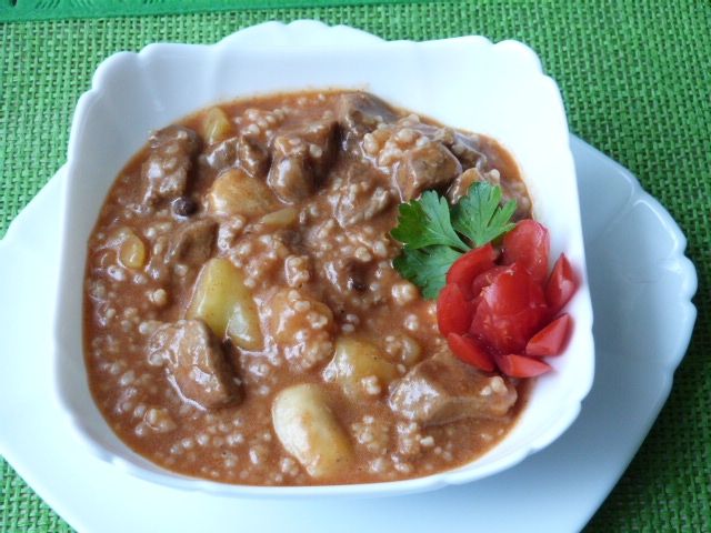 Gulasz z ziemniakami i kaszą perłową Gulasz z ziemniakami i kaszą perłową