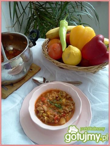 Gulasz z ziemniakami i warzywami