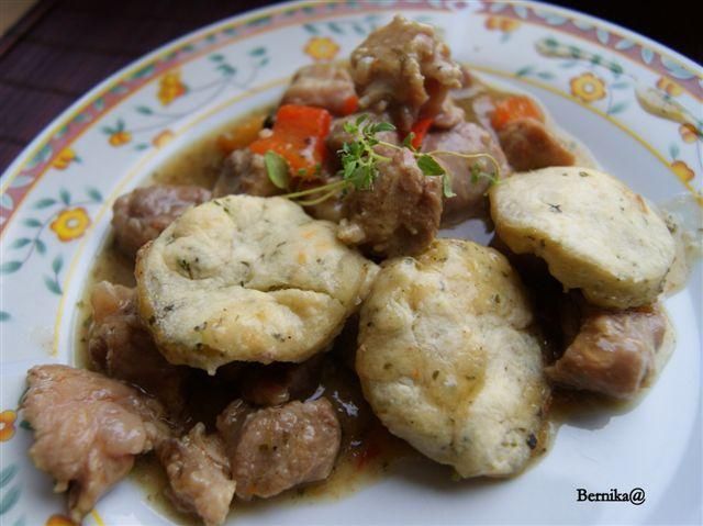 Gulasz z ziołowymi placuszkami