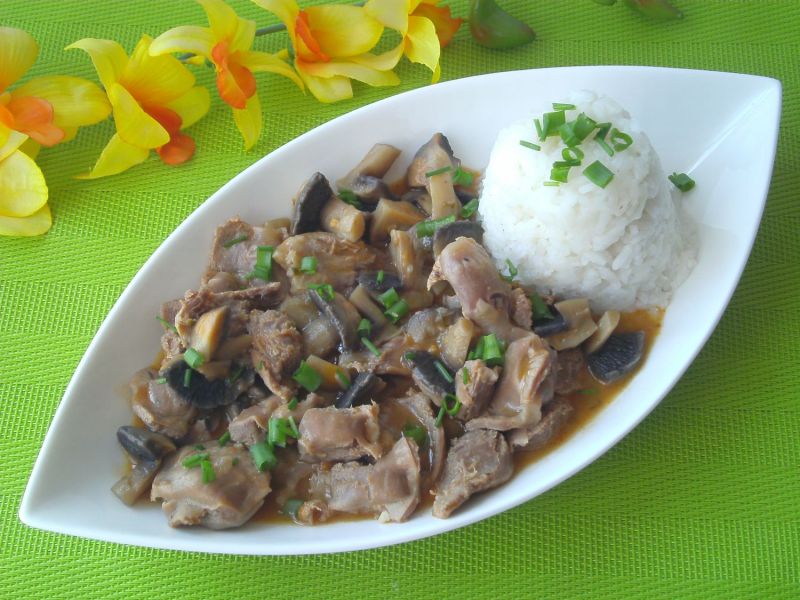 Gulasz z żołądków drobiowych i pieczarek Gulasz z żołądków drobiowych i pieczarek