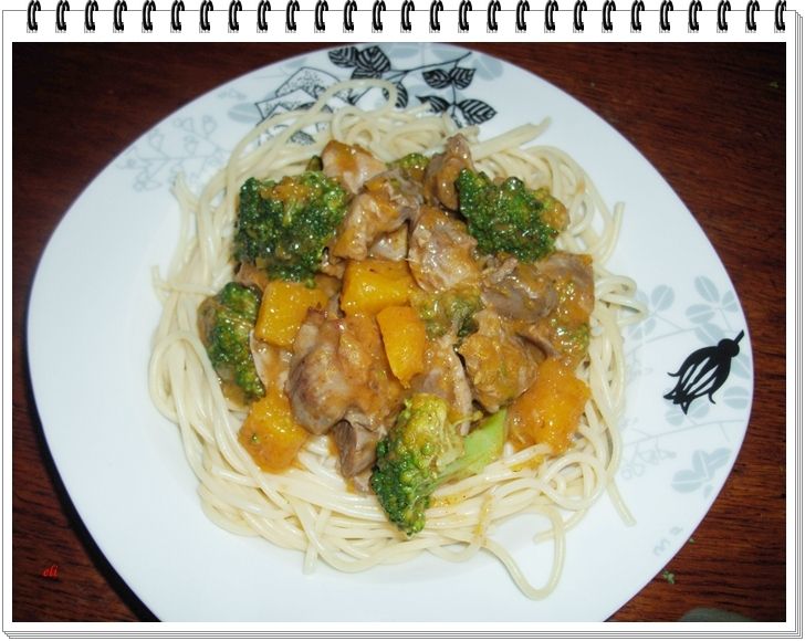 Gulasz z żołądków drobiowych z dynią i brokułem