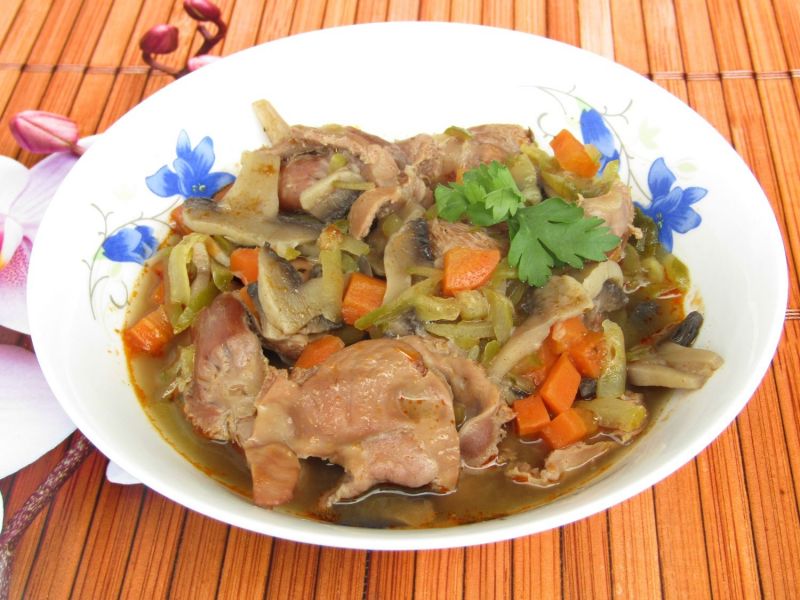 Gulasz z żołądków drobiowych z ogórkiem kiszonym Gulasz z żołądków drobiowych z ogórkiem kiszonym