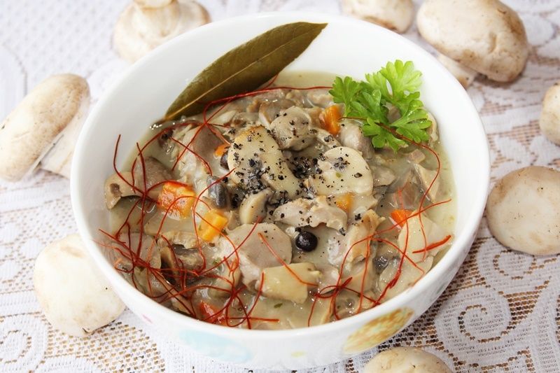 Gulasz z żołądków drobiowych z pieczarkami 