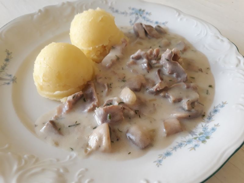 Gulasz z żołądków z pieczarkami