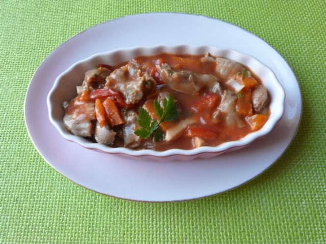 Gulasz z żołądków z warzywami