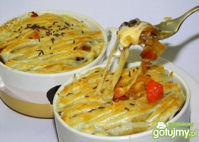 Gulasz  zapiekany pod francuskim ciastem Gulasz  zapiekany pod francuskim ciastem