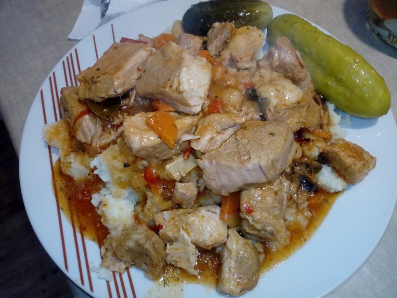 Gulasz ze schabu z pieczarkami i papryką