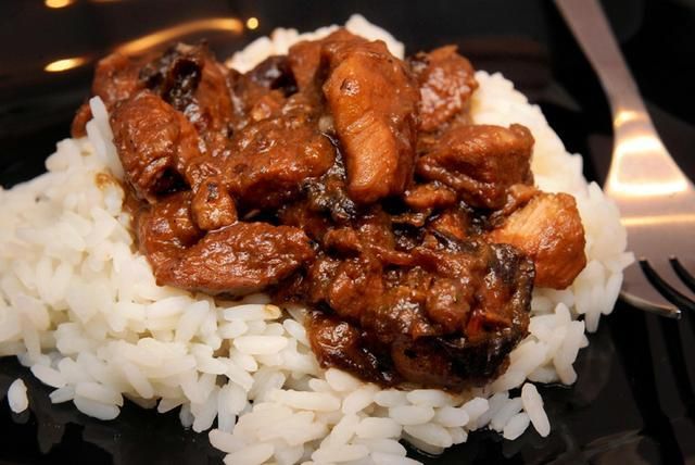 Gulasz ze śliwkami na francuską nutę