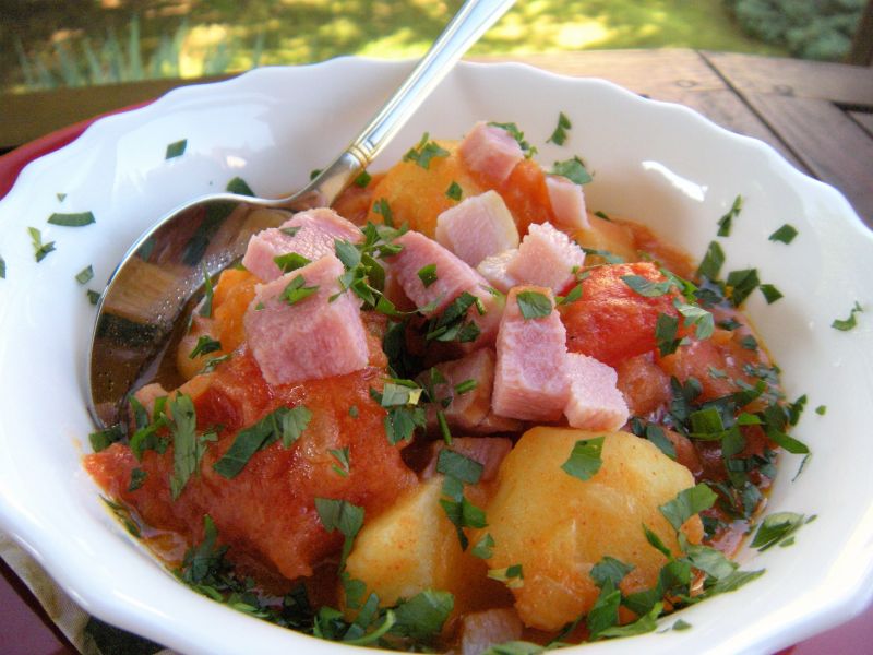 Gulasz ziemniaczany z pomidorami i np. szynką Gulasz ziemniaczany z pomidorami i np. szynką