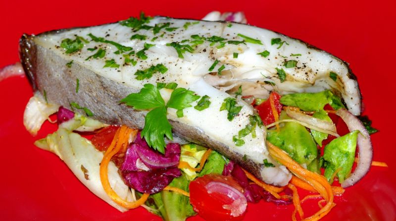 Halibut muśnięty lubczykiem w towarzystwie sałatki