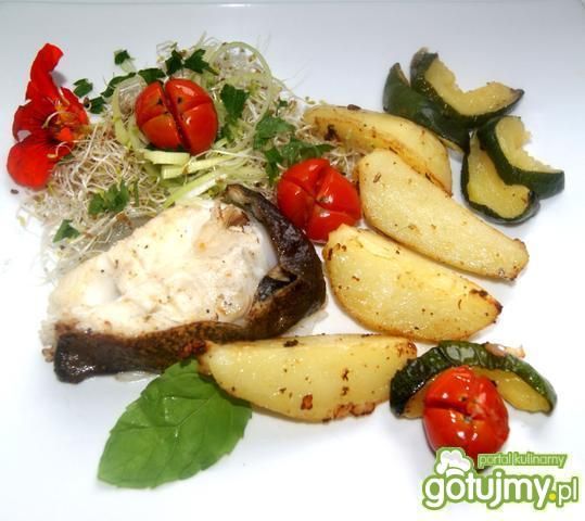 Halibut pieczony z cukinią i pomidorkami