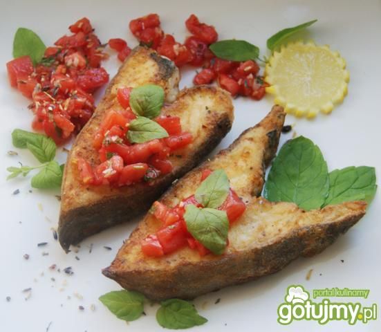 Halibut z pomidorowa salsą  Halibut z pomidorowa salsą