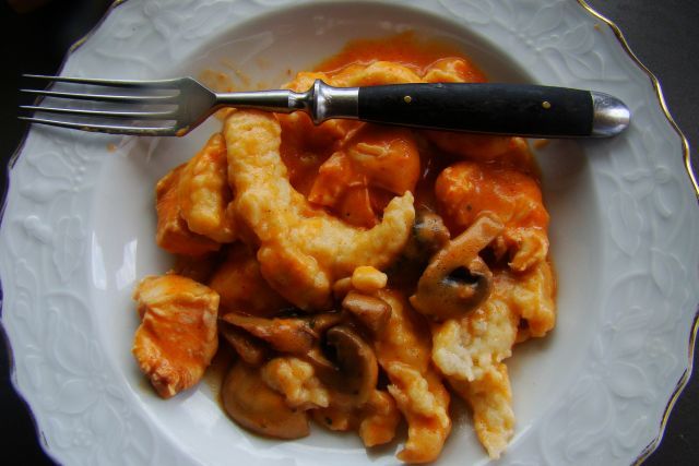 Haluszki z kurczakiem i pieczarkami