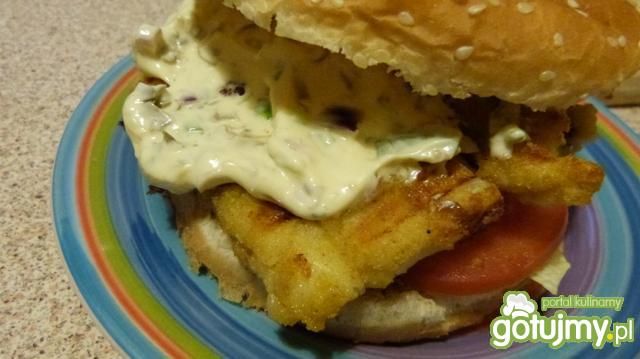 Hamburger  rybny z sosem tatarskim