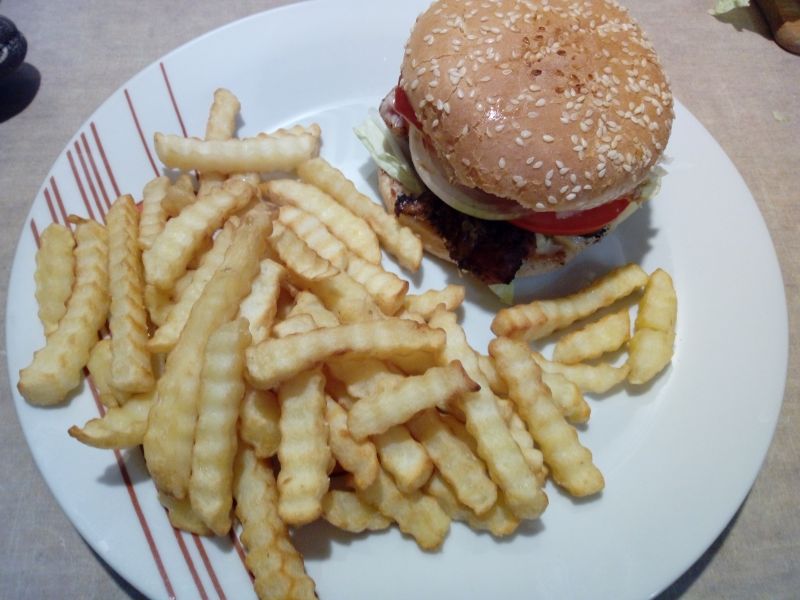 Hamburger z grillowanym kurczakiem