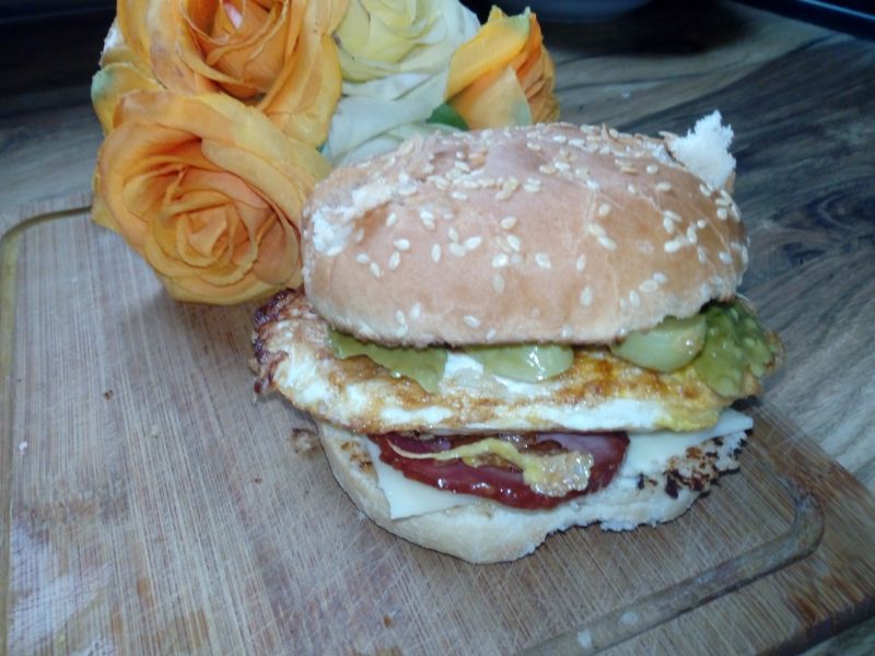 Hamburger z jajkiem Hamburger z jajkiem