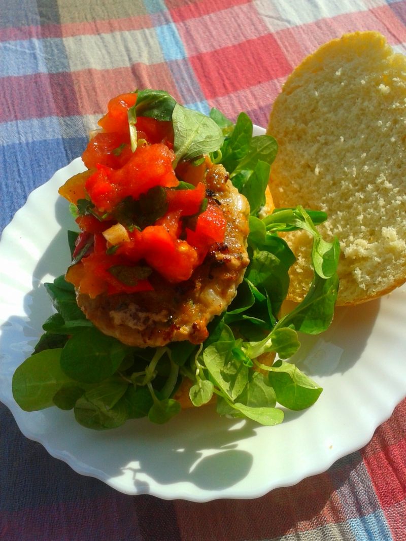  Hamburgery wołowe z salsą pomidorowo-paprykową