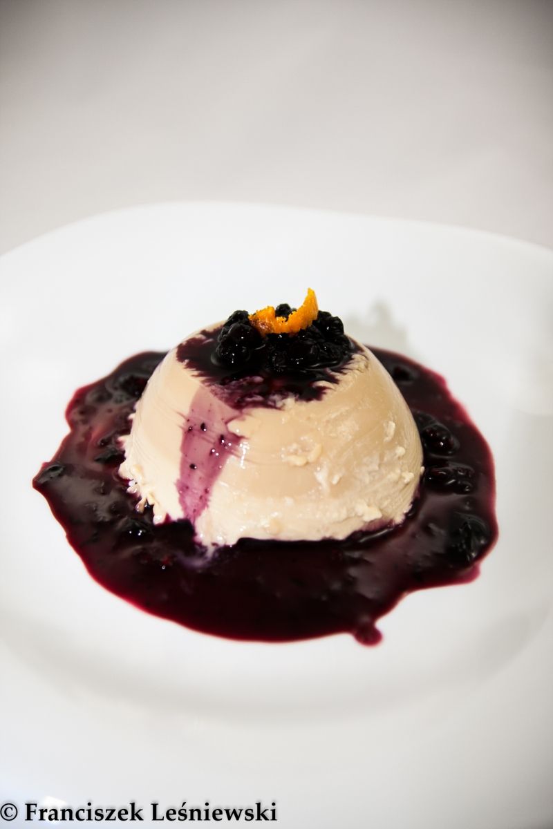  Herbaciana panna cotta z sosem jagodowym