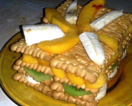 Herbatnikowy przekładaniec z owocami