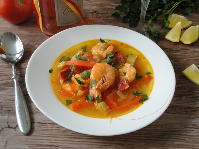 Hiszpańska zupa krewetkowa z chorizo 