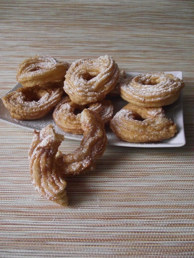 Hiszpańskie gniazdka z cukrem pudrem  Hiszpańskie gniazdka z cukrem pudrem