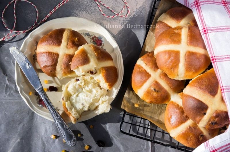 Hot cross buns - bułeczki z krzyżem Hot cross buns - bułeczki z krzyżem