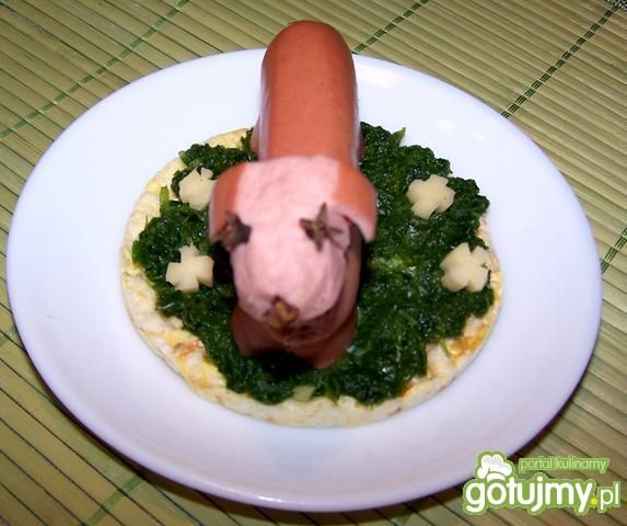 Hot-dog na szpinakowym waflu ryżowym.