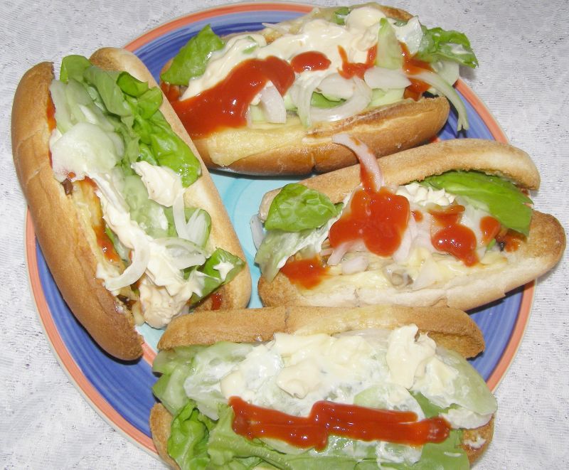 Hot dogi z kiełbaskami, pieczarkami Hot dogi z kiełbaskami, pieczarkami