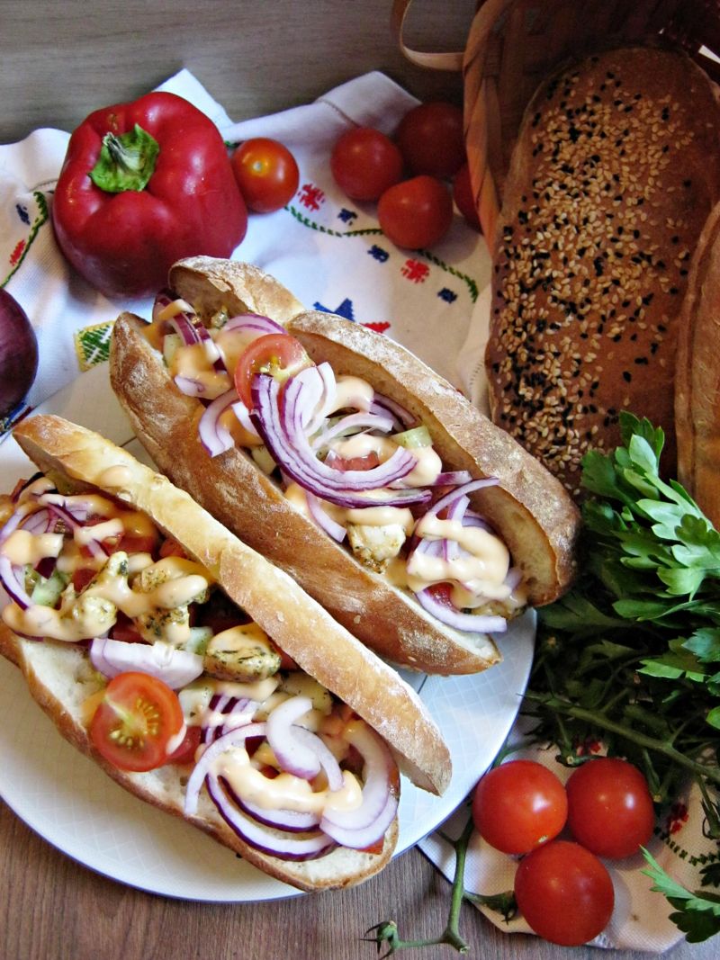 Hot – dogi z kurczakiem w białym pieprzu i chilli Hot – dogi z kurczakiem w białym pieprzu i chilli