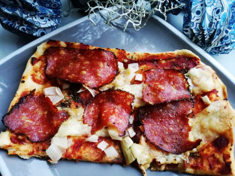 Hot Pizza z salami z czarnym pieprzem i serem Hot Pizza z salami z czarnym pieprzem i serem