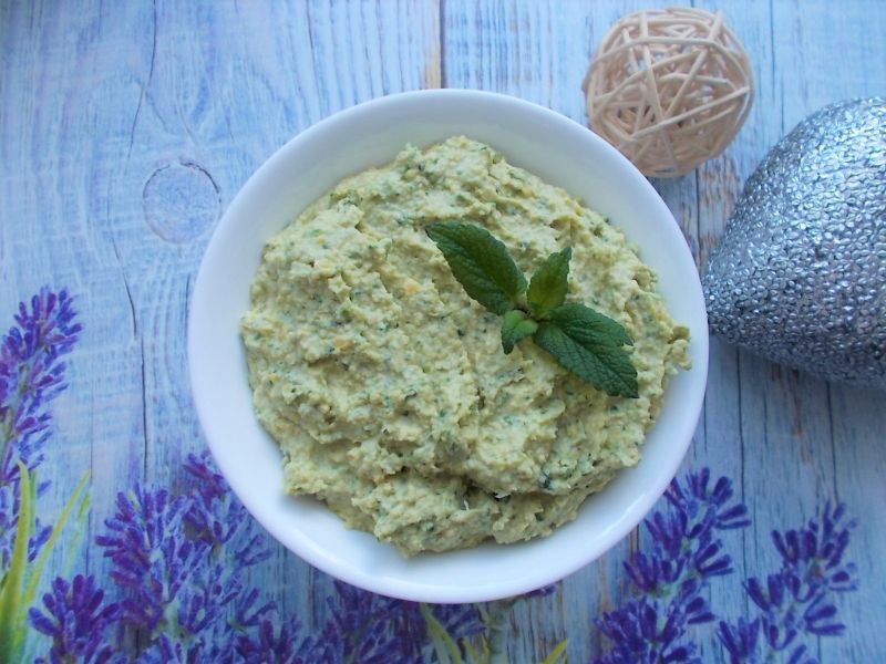Hummus z dodatkiem szpinaku i herbaty matcha
